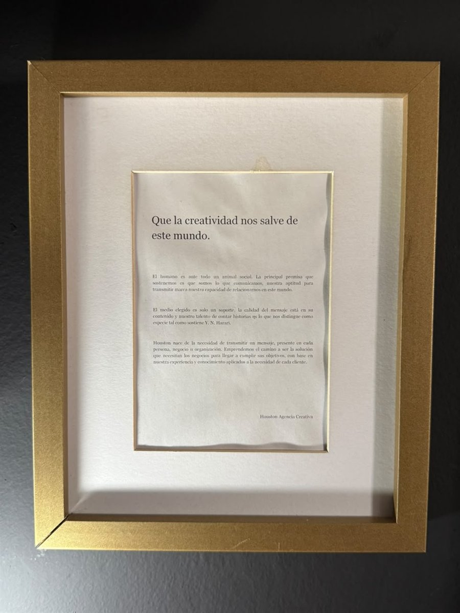 El manifiesto de Houston, escrito en 2018, impreso y enmarcado en el estudio
